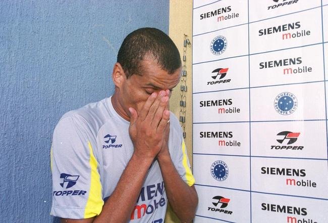 28 de fevereiro de 2004 - Em solidariedade a Luxemburgo, demitido, craque Rivaldo tambm se desligou do Cruzeiro. Jogador havia sido indicado pelo treinador e saiu da Toca sem encaixar no time daquela temporada.