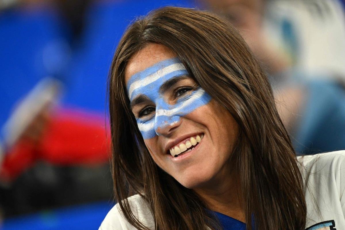Fotos das torcidas de Argentina e Polnia durante jogo entre as duas selees pelo Grupo C da Copa do Mundo, no Estdio 974, em Doha, no Catar