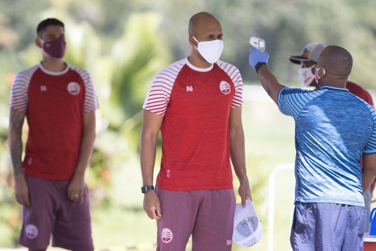 Jogadores, membros da comissão técnica, dirigentes e funcionários do Náutico realizaram testes para Covid-19 na manhã desta sexta-feira; resultados são previstos até a próxima segunda.