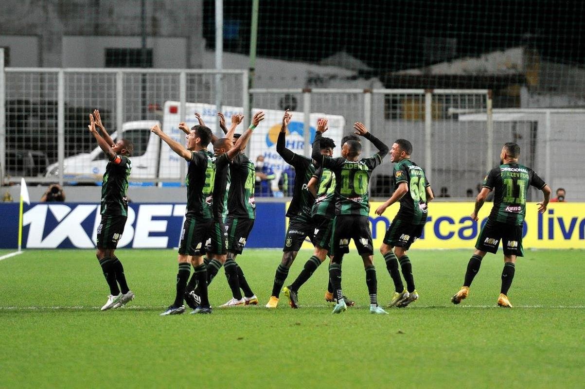 Fotos do jogo entre Amrica e Grmio, no Independncia, em Belo Horizonte, pela 32 rodada da Srie A do Brasileiro