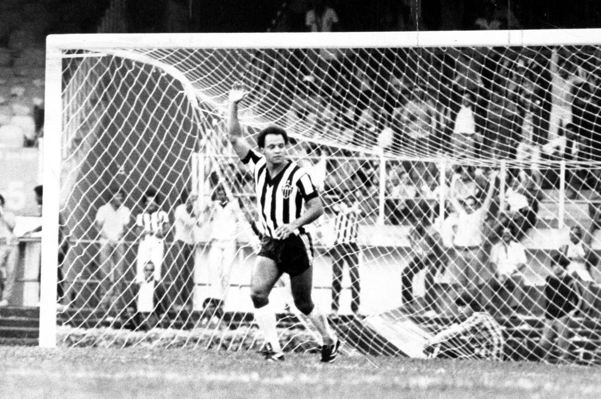 1 - Reinaldo - 89 gols
