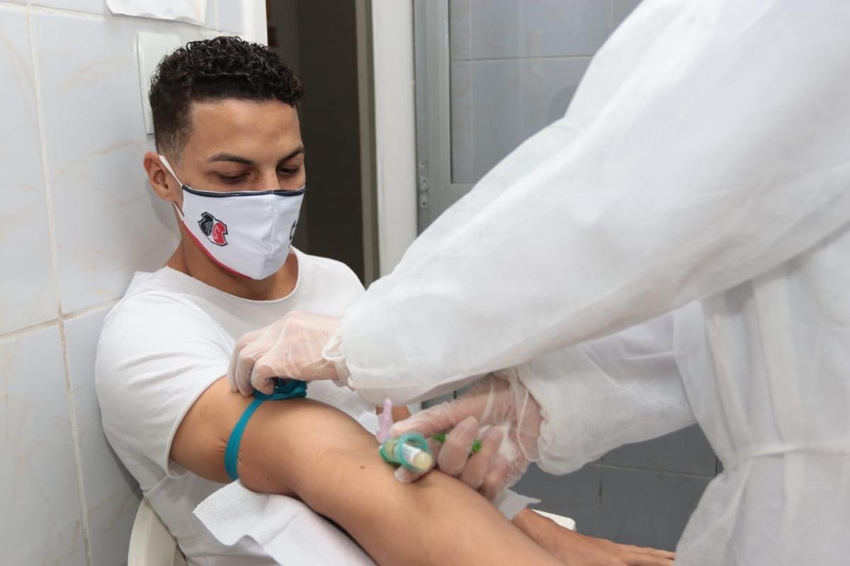 Dando incio do processo de retorno, jogadores do Santa Cruz realizam primeira sesso de testes para a Covid-19. Na imagem, goleiro Maycon Cleiton realiza teste para o novo coronavrus.
