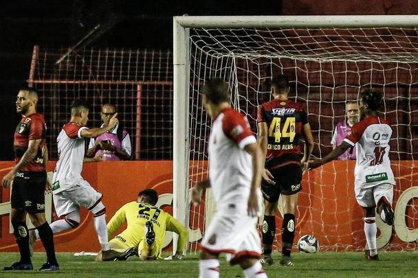 No segundo tempo, o Sport ainda ampliou o placar com Jean Patrick. Porém, com a expulsão do capitão Sander, o Imperatriz tomou a iniciativa do jogo e chegou ao empate com dois gols de Cesinha.