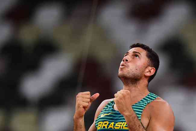 Thiago Braz na 'fria' final do salto com vara; brasileiro levou o bronze