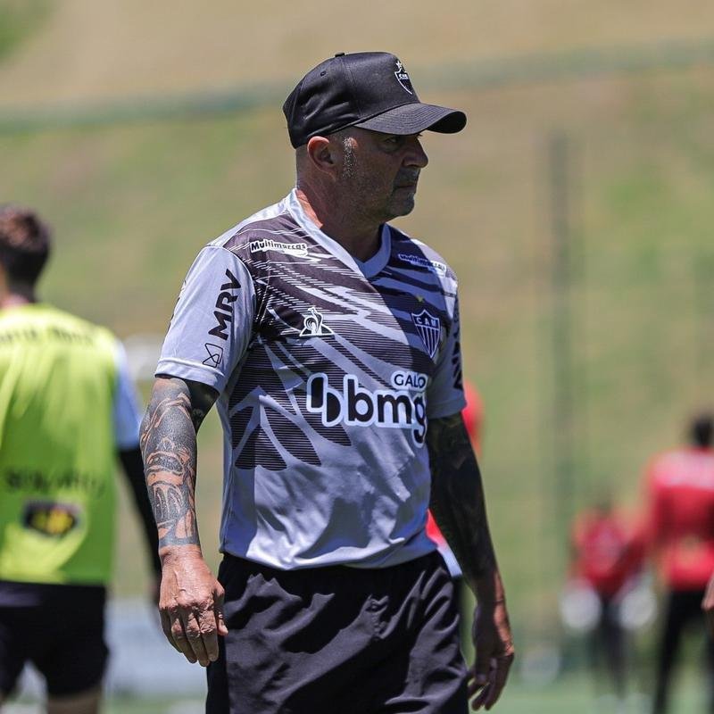 Atlético divulga fotos do novo uniforme de treino