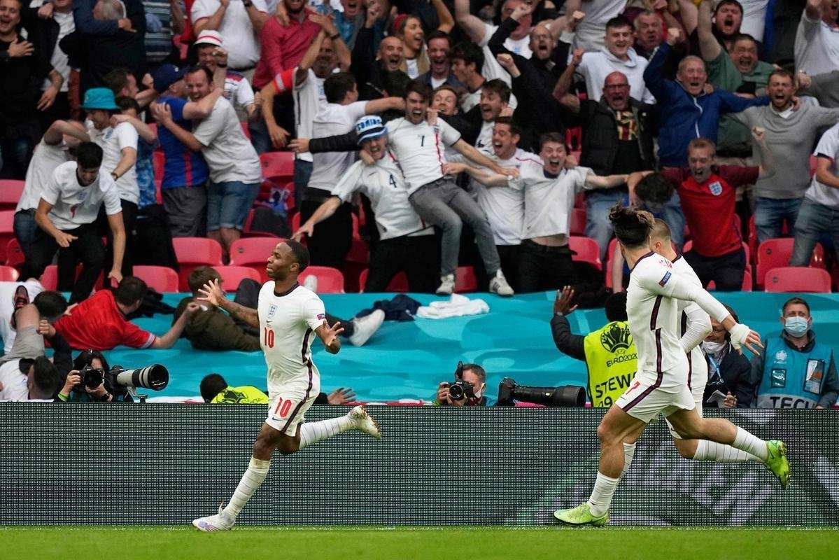 Fotos do gol de Sterling, da Inglaterra, sobre a Alemanha, em Wembley. Ingleses venceram por 2 a 0 e avanaram s quartas de final da Eurocopa