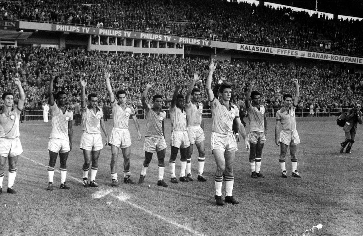O Brasil venceu a Sucia na final por 5 a 2 e conquistou o ttulo. No detalhe, os campees De Sordi, Didi, Zito, Orlando, Garrincha, Pel, Nilton Santos, Belini, Gilmar, Vav e Zagallo
