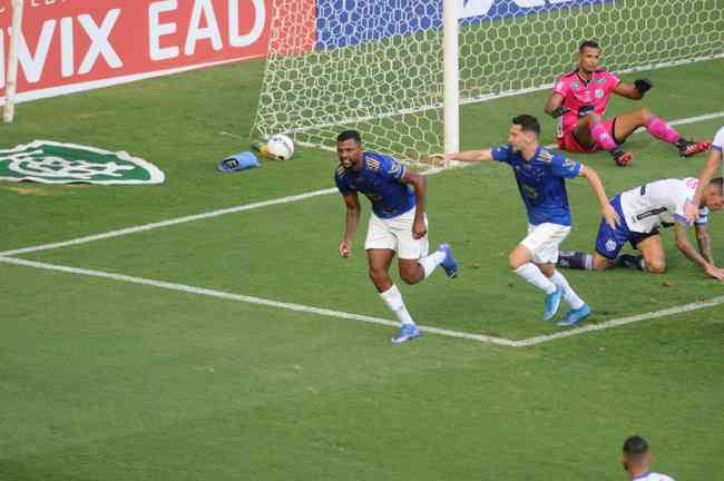 Thiago marcou o primeiro gol do Cruzeiro na goleada sobre a URT no Horto