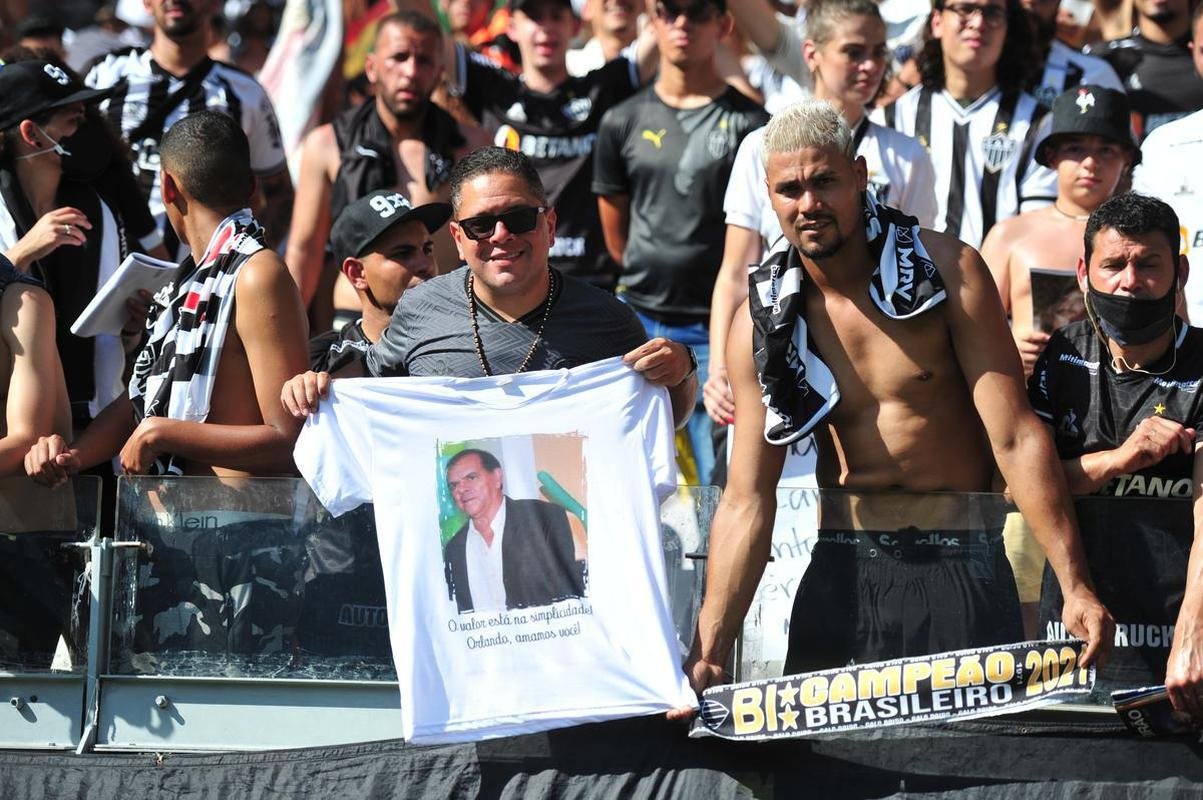 Atleticanos homenageiam no Mineiro familiares que no puderam ver o clube ser bicampeo brasileiro