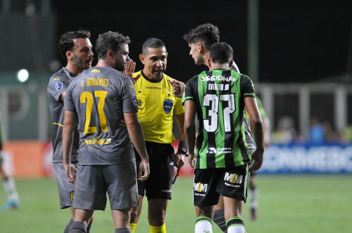 Fotos de Amrica x Pearol pela Sul-Americana, no Independncia