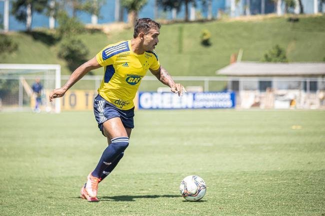 Cruzeiro estreou camisa de treino amarela durante atividade neste domingo (28/03)