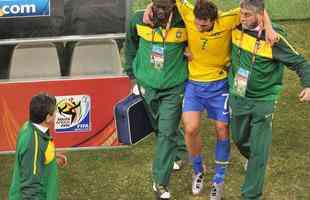 Copa do Mundo de 2010 (frica do Sul) - O meio-campista Elano se machucou na partida diante da Costa do Marfim, na fase de grupos, e desfalcou a Seleo Brasileira no restante da competio.