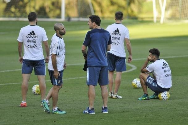 Seleo Argentina treinou nesta tera na Cidade do Galo com Lionel Messi. O craque cobrou faltas, afiou a pontaria e, em seguida, deixou a atividade mais cedo para se poupar. Na parte final, o tcnico Bauza orientou um trabalho em campo reduzido