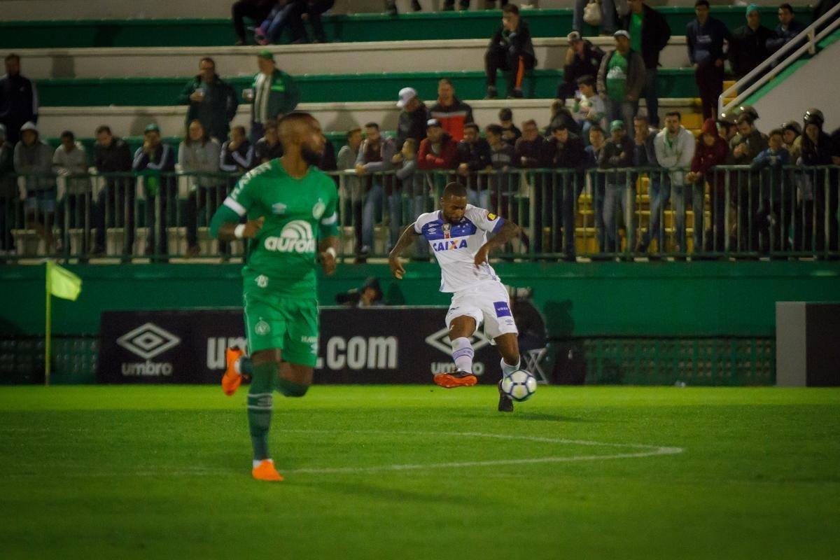 Cruzeiro perde para Chapecoense em jogo que teve atraso por causa de pane em refletores