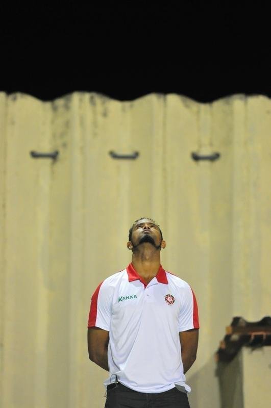 Goleiro Bruno acompanhou vitria do Boa sobre o Arax das arquibancadas do Estdio Dilzon Melo e vibrou muito com gols do seu novo clube