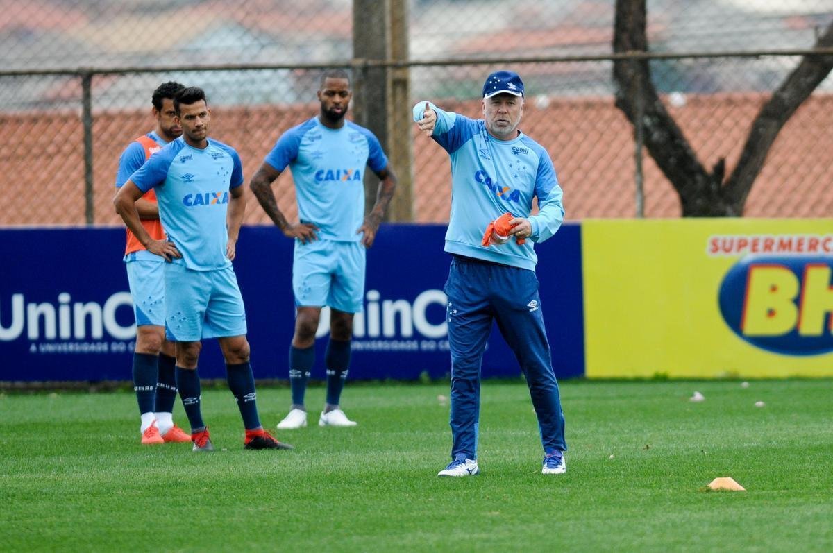 Cruzeiro treinou na tarde desta segunda-feira, na Toca da Raposa II, e embarcou para Buenos Aires horas depois. Na quarta, time enfrenta o Boca Juniors, na Bombonera, pela Copa Libertadores. O meia Arrascaeta, com dores na coxa esquerda, no viajou com a delegao. Tambm ficaram em Belo Horizonte o meia Mancuello e o atacante Sass.