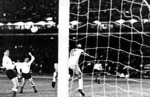 Lances da vitria do Atltico sobre a Iugoslvia, por 3 a 2, de virada, no Mineiro, em 19 de dezembro de 1968. No amistoso, Galo representou a Seleo Brasileira e trocou preto e branco pelo verde e amarelo.