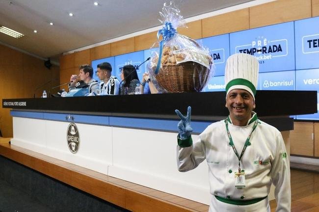 Luis Surez foi apresentado na Arena Grmio nesta quarta-feira (4/1)