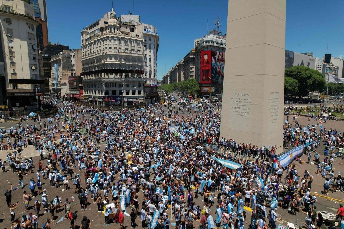 Multido festeja, no Centro de Buenos Aires, o tri mundial da Argentina conquistado na Copa do Catar