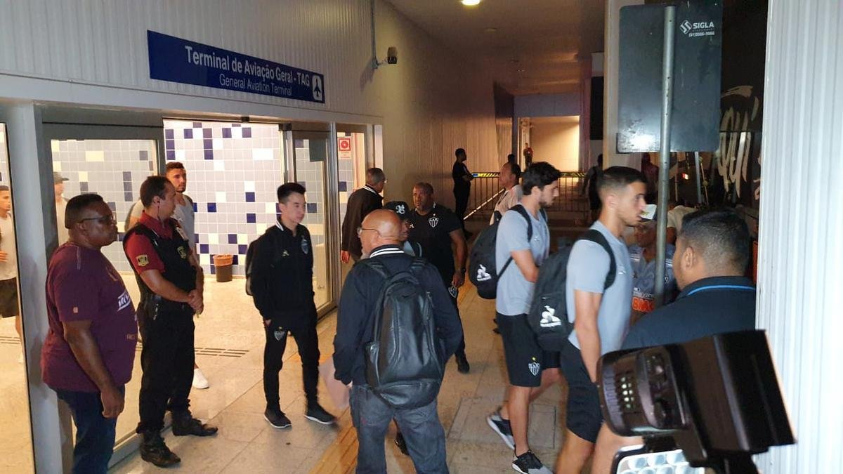 Jogadores do Atltico desembarcaram nesta quinta-feira, em Confins, na Grande Belo Horizonte, aps eliminao vexatria para Afogados-PE na Copa do Brasil. Demitidos, tcnico Rafael Dudamel, diretor de futebol Rui Costa e gerente de futebol Marques estavam junto com a delegao, mas no concederam entrevista.