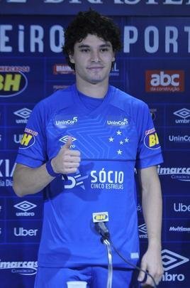 Lateral-esquerdo Dod, de 26 anos, foi apresentado pelo Cruzeiro na Toca; Jos Benedito, pai do lateral, e Jnior Pedroso, empresrio, estiveram presentes