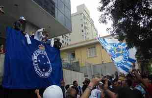 Novo reforo do Cruzeiro, Jlio Baptista foi recepcionado pelo presidente Gilvan de Pinho Tavares e acenou para torcedores da sacada da sede administrativa no Barro Preto
