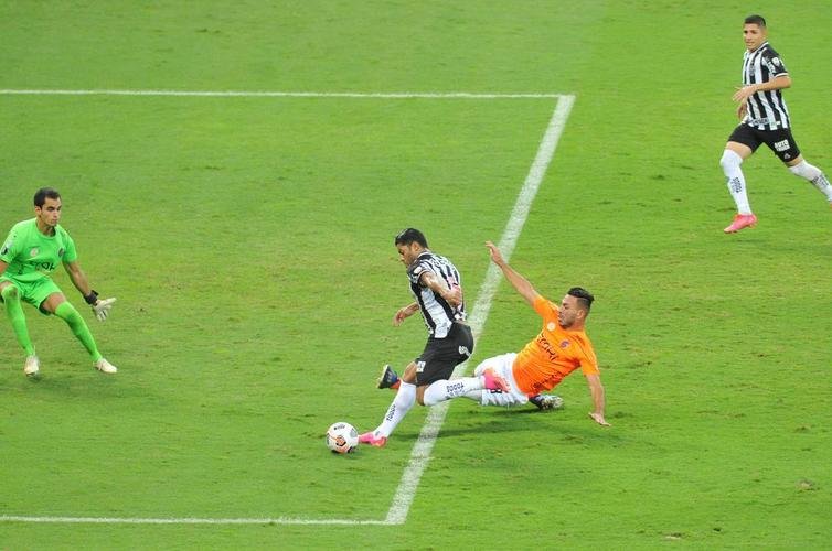 Fotos do gol de Hulk, do Atltico, sobre o La Guaira, no Mineiro, pela Libertadores