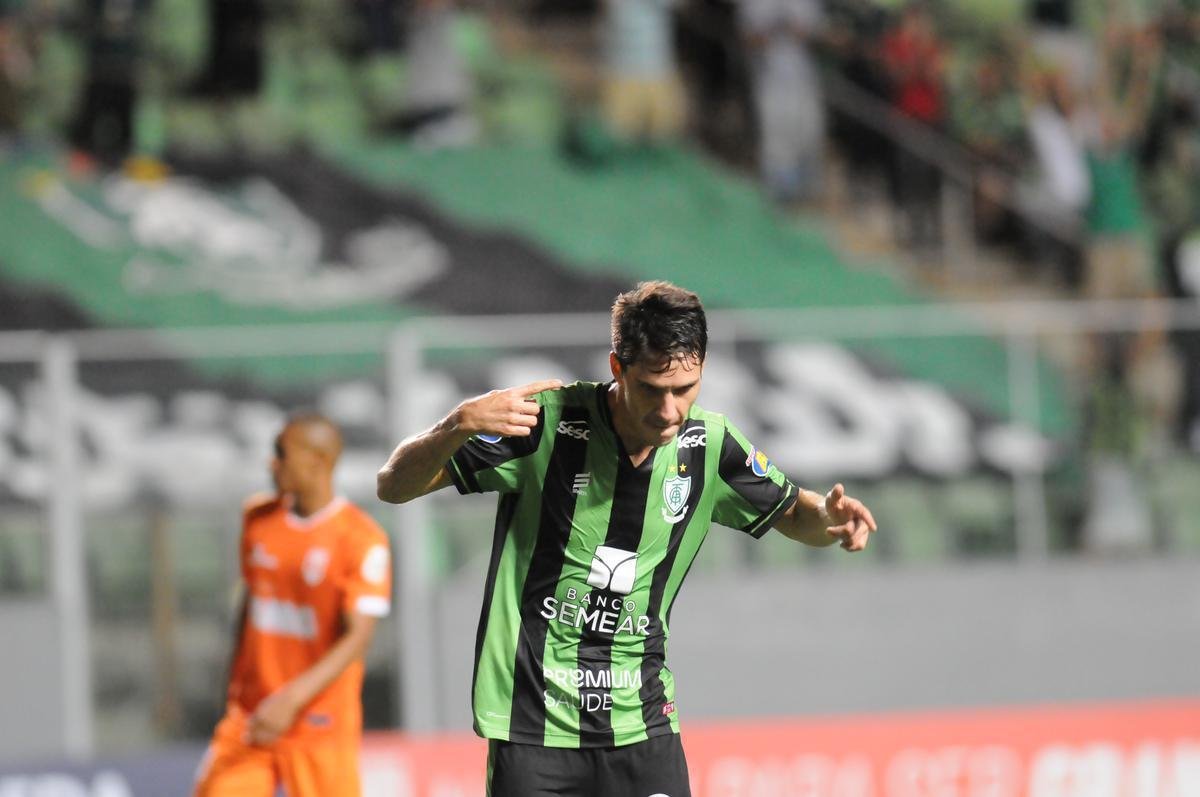 Com gols de Felipe Augusto e Al, Amrica venceu Coimbra por 2 a 0, nesta segunda-feira, no Independncia, pela sexta rodada do Campeonato Mineiro