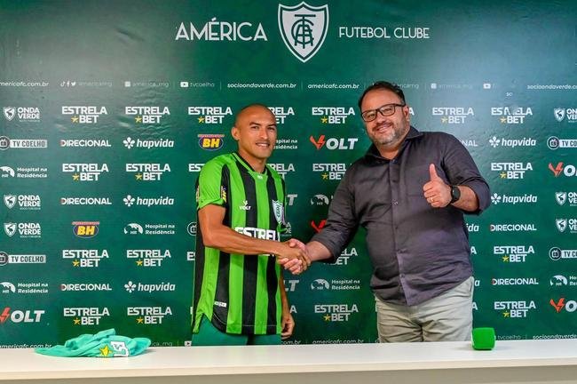 Fotos da apresentao do lateral-direito Nino Paraba no Amrica