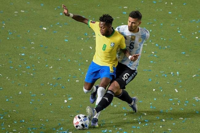 Sem Neymar, Brasil encarou a Argentina em clssico agitado pelas Eliminatrias