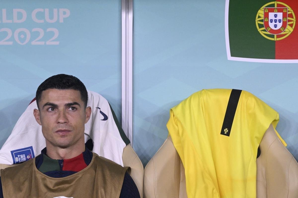 Cristiano Ronaldo comeou novamente no banco de reservas no duelo de Portugal contra Marrocos pelas quartas de final da Copa do Mundo. Batalho de fotgrafos registrou astro na condio de suplente