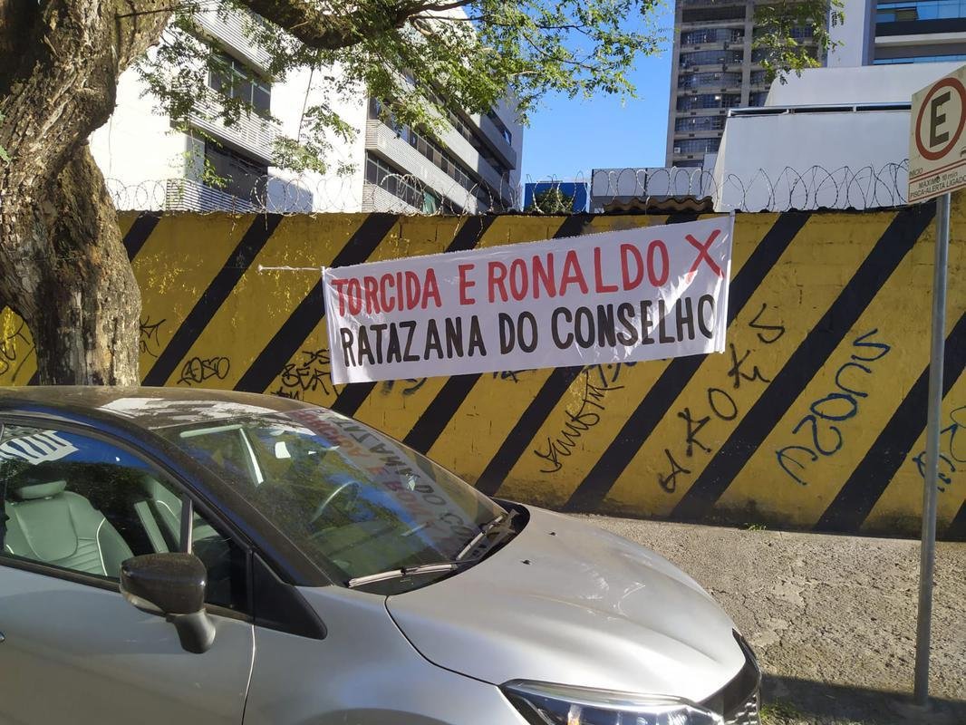 Torcida do Cruzeiro foi em peso ao Parque Esportivo do Barro Preto para fazer press�o pela aprova��o da venda da SAF a Ronaldo