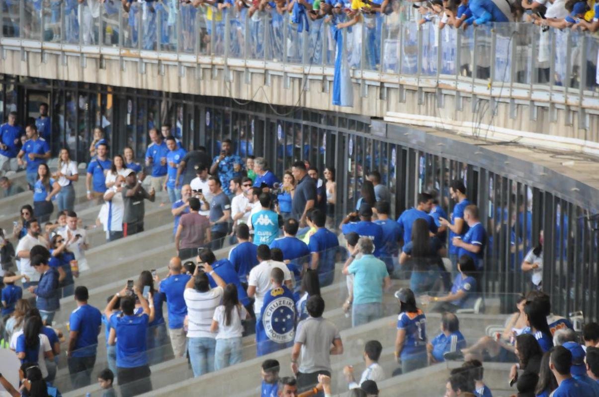Fotos da torcida do Cruzeiro, no Mineiro, na partida contra a Ponte Preta pela 13 rodada da Srie B do Campeonato Brasileiro. Mineiro recebeu grande pblico mais uma vez