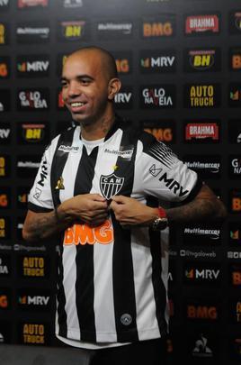Diego Tardelli foi apresentado pelo diretor de futebol do Atlético, Rui Costa, neste domingo, antes do jogo contra a Caldense