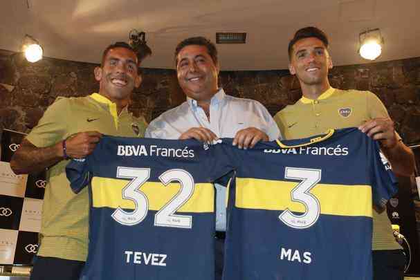 Carlos Tvez (esquerda) - atacante se transferiu do Shanghai Shenhua para o Boca Juniors / Emmanuel Ms (direita) - lateral-esquerdo se transferiu do Trabzonspor para o Boca Juniors