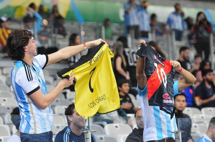 Torcedores na partida entre Argentina e Paraguai, no Mineiro, pela Copa Amrica