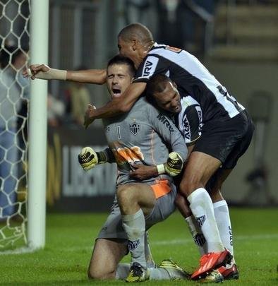 E vibrou com os companheiros, que o parabenizaram pelo milagre