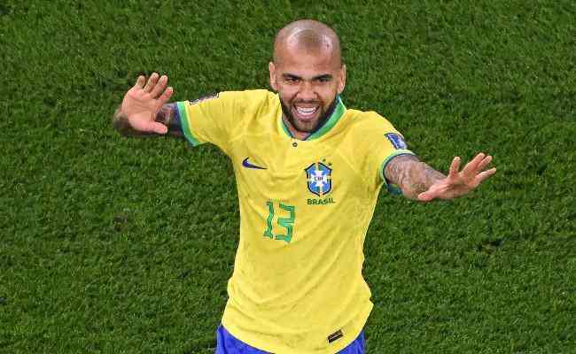 Daniel Alves destaca Cafu aps atingir marca histrica pela Seleo Brasileira 