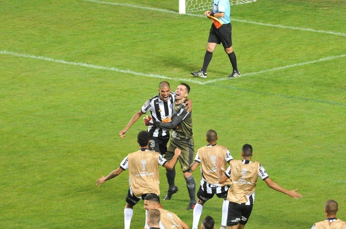Depois de vitria do Atltico por 1 a 0 no tempo normal, Victor pegou trs pnaltis do Unin La Calera e levou o time alvinegro s oitavas de final da Sul-Americana