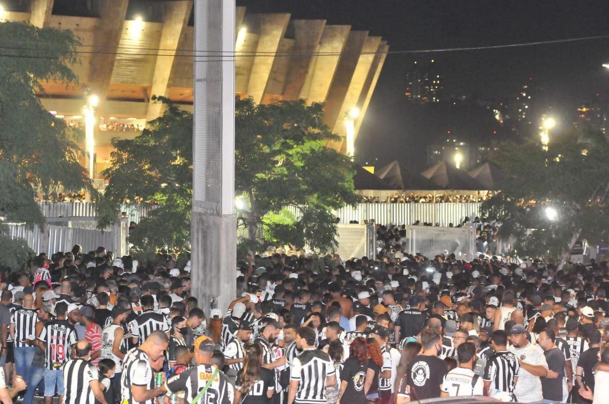 Atleticanos invadiram o Mineiro no jogo contra o Grmio e bateram recorde de pblico no Brasileiro; veja fotos do entorno do estdio antes da partida