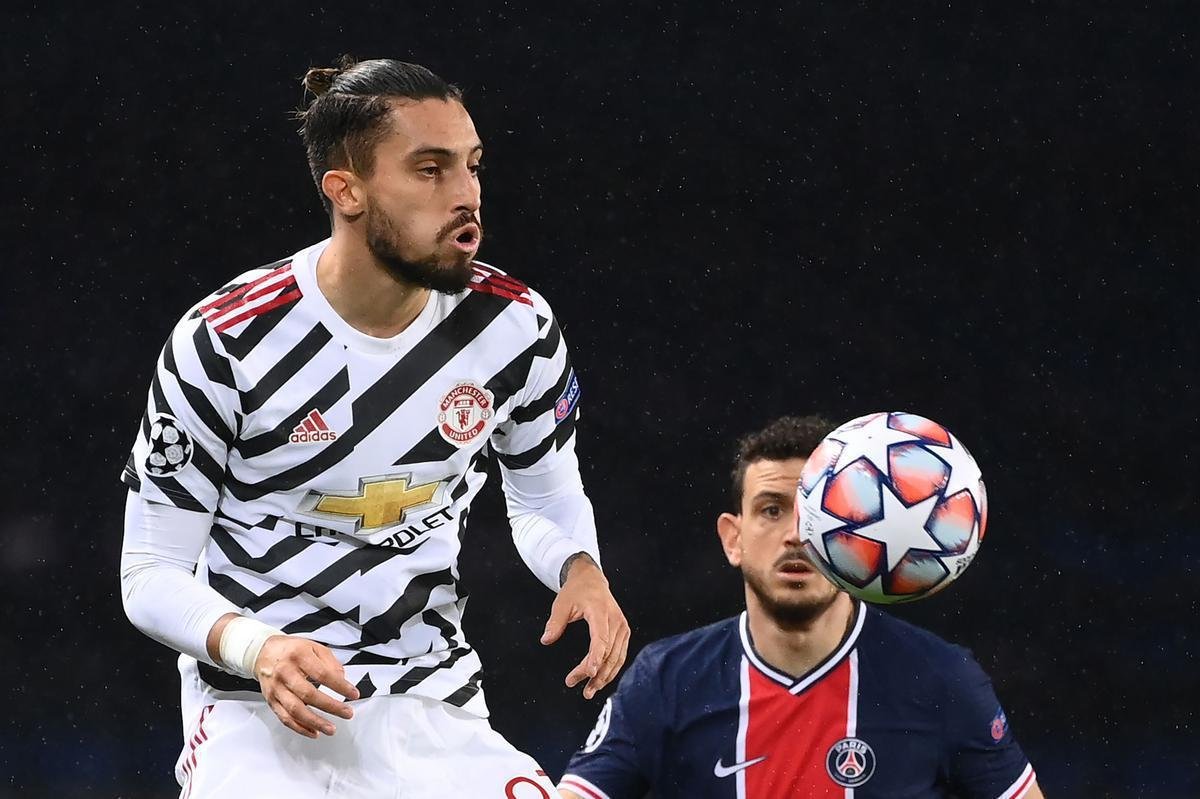 Lateral-esquerdo brasileiro Alex Telles, do Manchester United e da Seleo Brasileira, foi infectado pela COVID-19