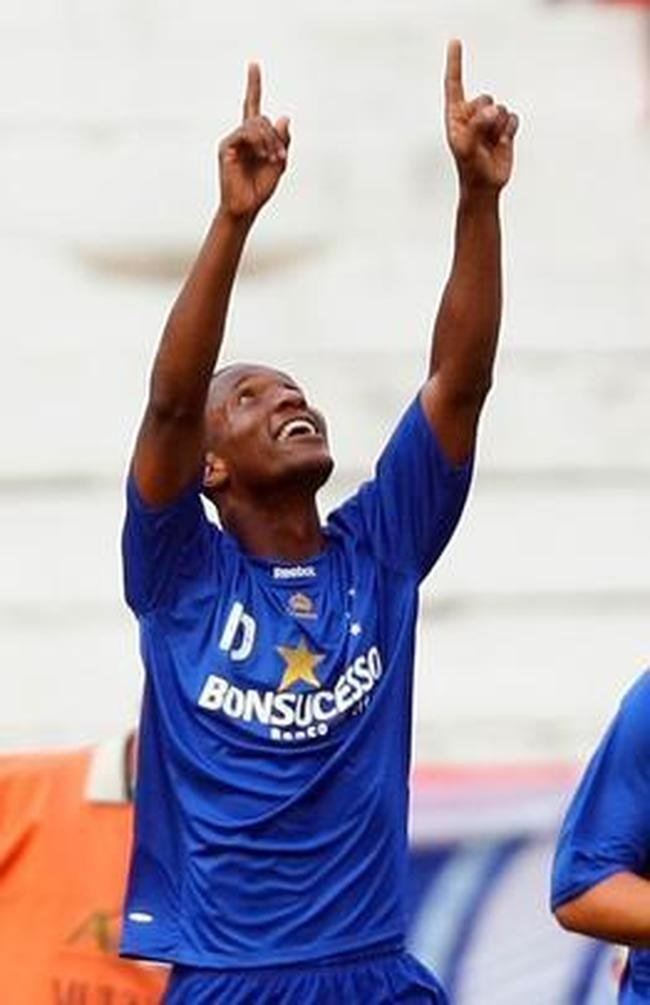 Gilberto comemorando um dos seus 21 gols com a camisa do Cruzeiro