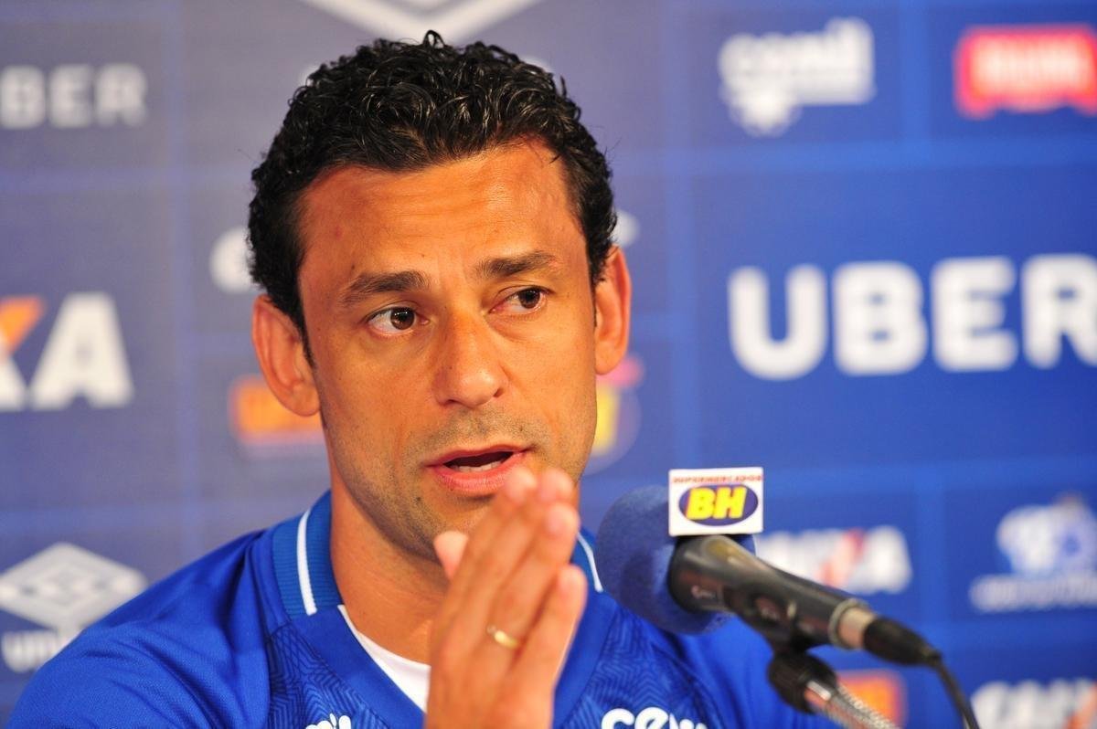 Fred foi apresentado no Cruzeiro pelo presidente Wagner Pires de S e pelo vice Itair Machado