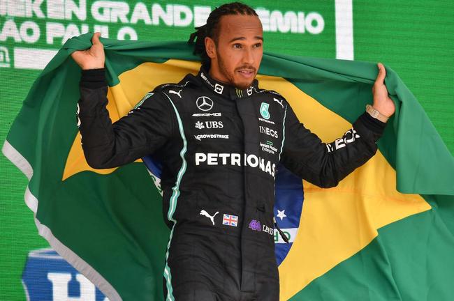 Lewis Hamilton vence GP de São Paulo de Fórmula 1 e repete gesto de Ayrton Senna ao carregar bandeira do Brasil na pista e no pódio