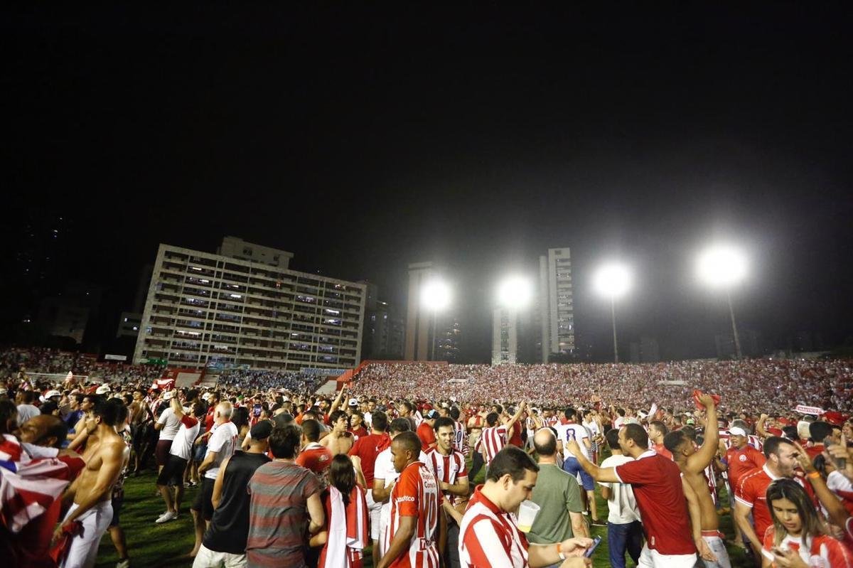 A felicidade alvirrubra invadiu o gramado após a vitória em cima do Paysandu, em cobranças da marca penal.