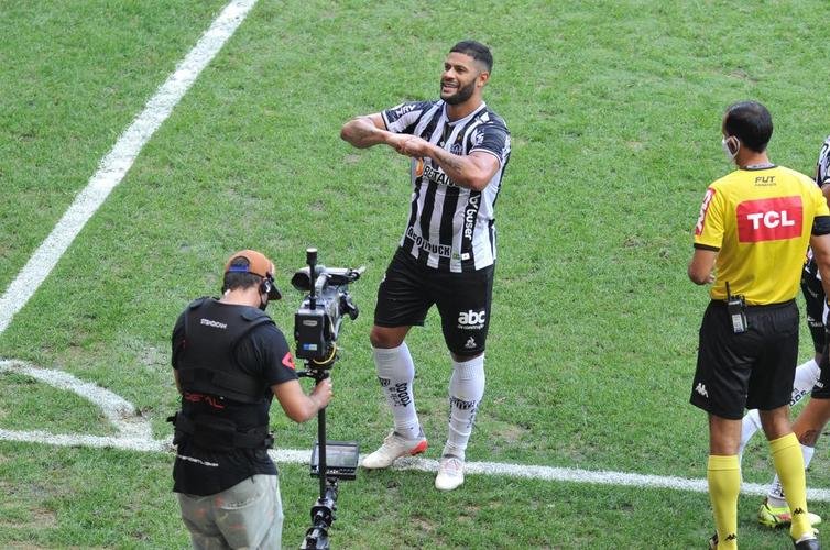 De falta: Hulk marcou golao e virou para o Atltico sobre o Fluminense