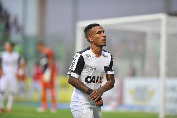 Depois de lances polmicos, Atltico confirmou vitria com gols de Rger Guedes e Ricardo Oliveira