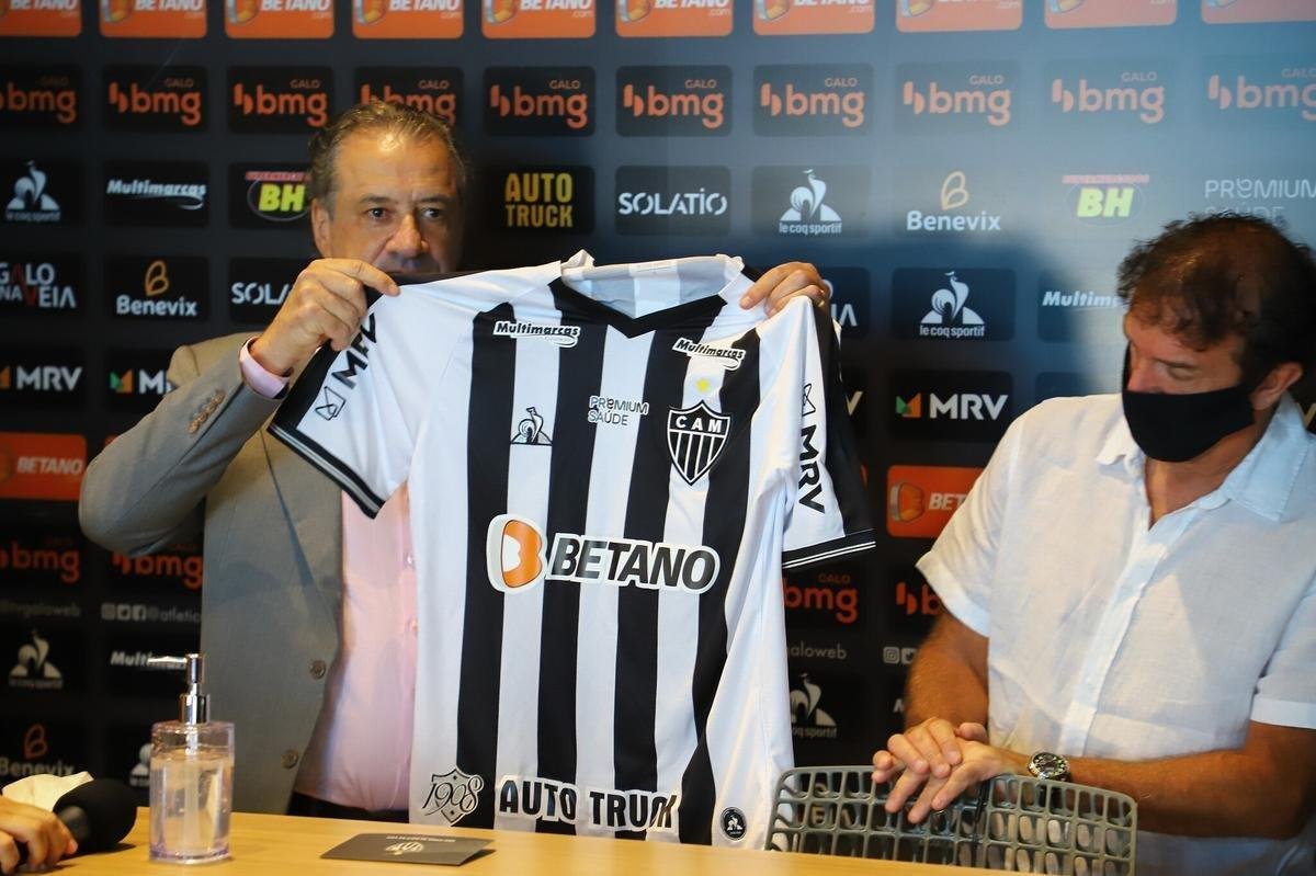 Aps comandar seu primeiro treino, Cuca foi apresentado na Arena MRV, futura casa do Atltico. O treinador de 57 anos conheceu o andamento das obras e respondeu perguntas de jornalistas no local.