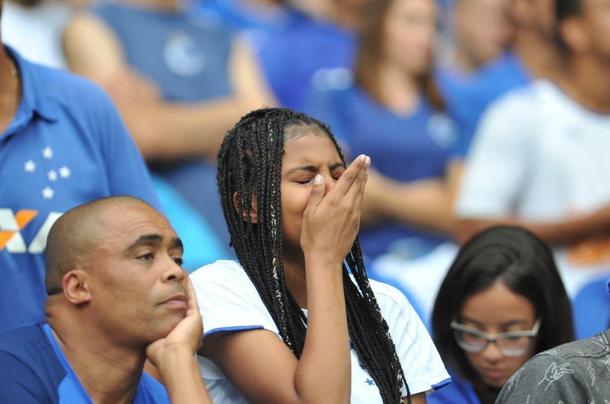 Torcedores choram no Mineiro com derrota e rebaixamento do Cruzeiro