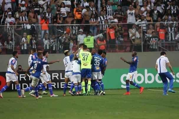Zagueiro Bruno Rodrigo comemora gol da vitria sobre o Atltico no Horto